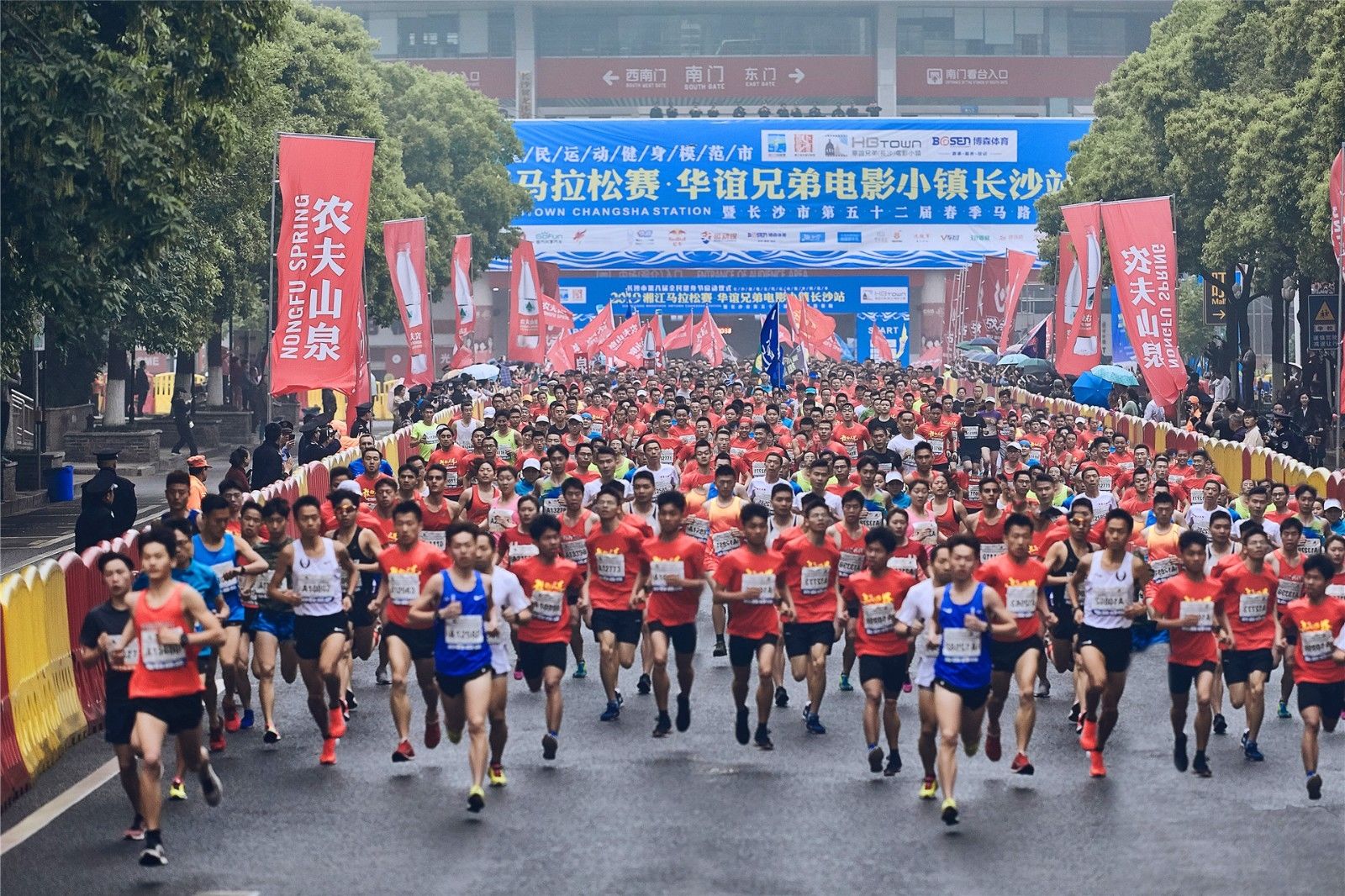 2019湘江馬拉松賽長沙站鳴槍開跑 5000名選手參與競跑